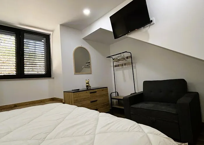 A Casa Do Penedo - *